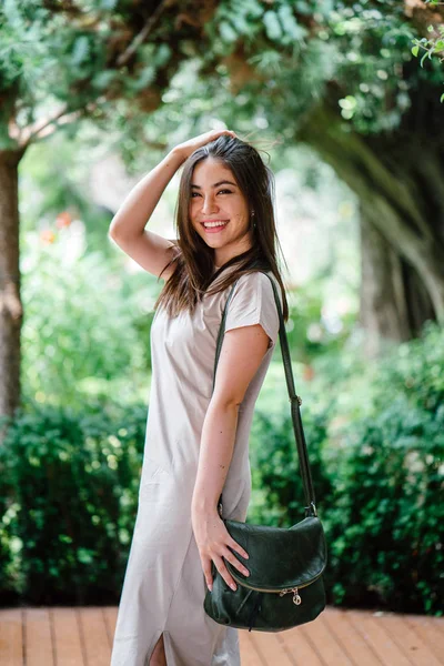 Attraktive Junge Asiatische Frau Die Warmen Tagen Draußen Spazieren Geht — Stockfoto