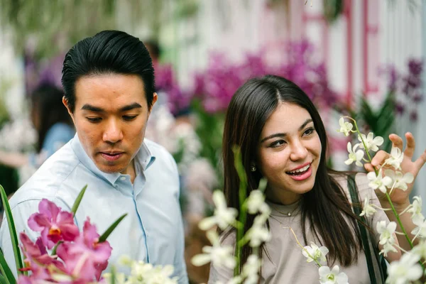 Jovem Atraente Casal Asiático Parar Para Cheirar Flores Parque Durante — Fotografia de Stock