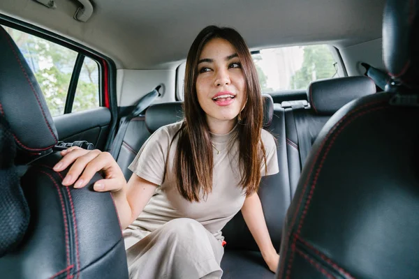 Bela Jovem Ásia Mulher Mostrando Direção Para Motorista — Fotografia de Stock