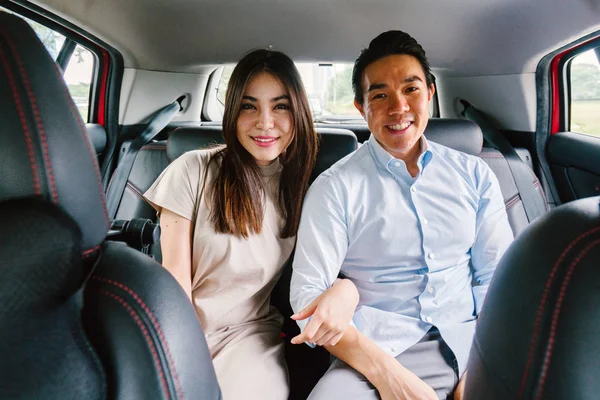 美しい若いアジアのカップルの車の中 — ストック写真