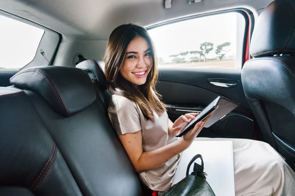 Hermosa Joven Mujer Asiática Coche Usando Tableta — Foto de Stock