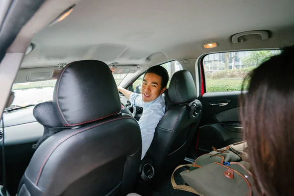 Conductor Hombre Con Chica Joven Coche — Foto de Stock