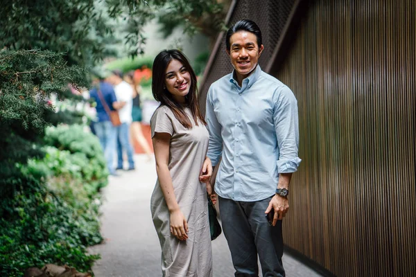 Retrato Jovem Feliz Asiático Casal Andando Rua — Fotografia de Stock