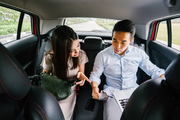 Due Giovani Uomini Affari Asiatici Siedono Sul Sedile Posteriore Auto Fotografia Stock