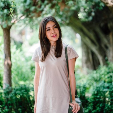 Çekici genç Asyalı kadın açık havada sıcak gününde yürüyüş 