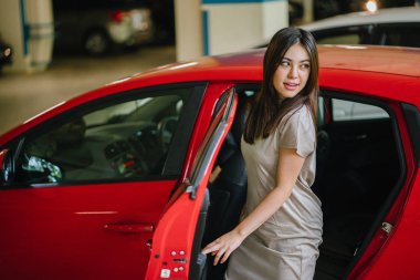 Güzel genç Asyalı kadın kırmızı arabadan yürüyüş 