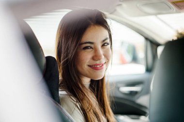 Araba süren genç bir kadın.