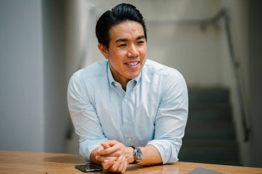 Ofiste tablet bilgisayar kullanan gülümseyen bir iş adamının portresi