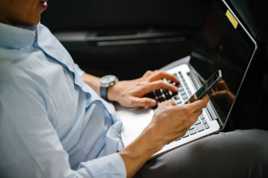 Genç işadamı arabada.