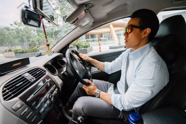 Araba süren bir adam.