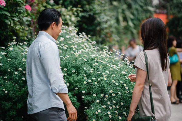 Egy Fiatal Vonzó Ázsiai Pár Abba Hogy Illata Virágok Egy — Stock Fotó