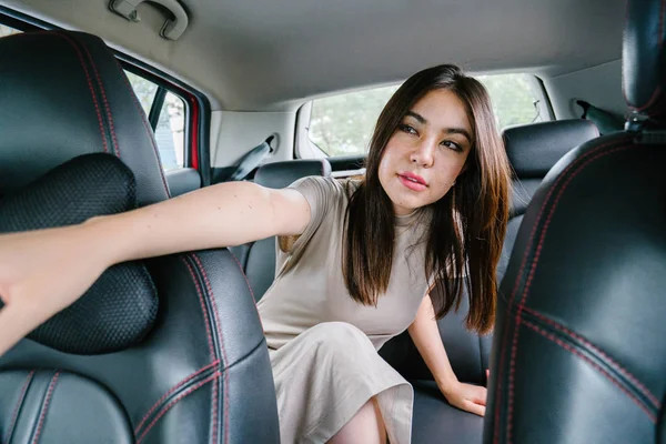 Hermosa Joven Asiática Mujer Mostrando Dirección Conductor — Foto de Stock