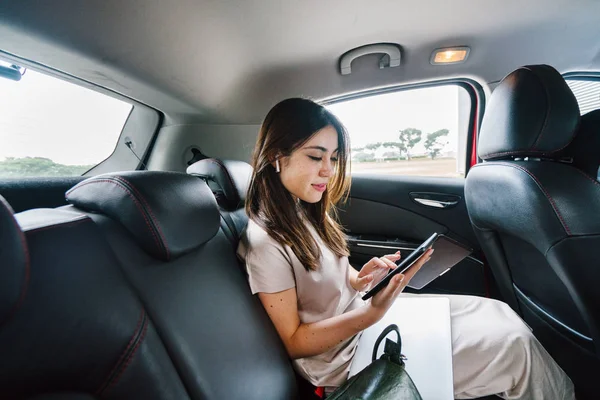 Hermosa Joven Mujer Asiática Coche Usando Tableta — Foto de Stock