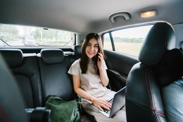 Hermosa Joven Asiática Mujer Hablando Por Teléfono Coche — Foto de Stock