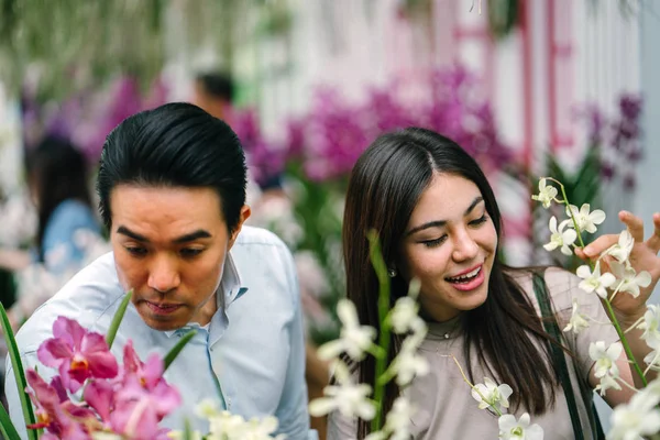 Jovem Atraente Casal Asiático Parar Para Cheirar Flores Parque Durante — Fotografia de Stock