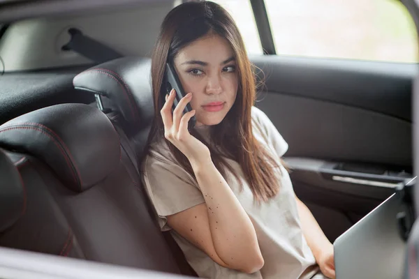 Hermosa Joven Asiática Mujer Hablando Por Teléfono Coche — Foto de Stock
