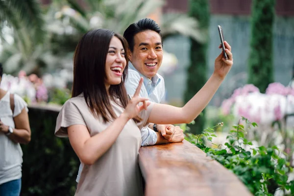 Asiático Família Tomando Selfie Com Celular Parque — Fotografia de Stock