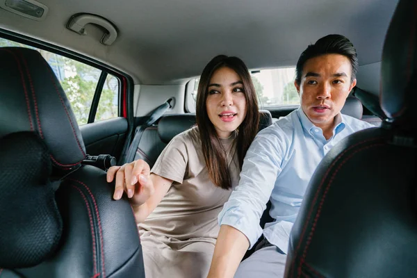 Bonito Jovem Asiático Casal Mostrando Direção Para Motorista — Fotografia de Stock