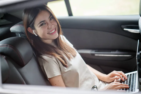 Hermosa Joven Mujer Asiática Coche Utilizando Ordenador Portátil — Foto de Stock