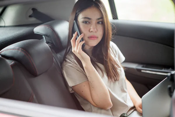 Güzel Genç Asyalı Kadın Arabada Telefonda Konuşuyor — Stok fotoğraf