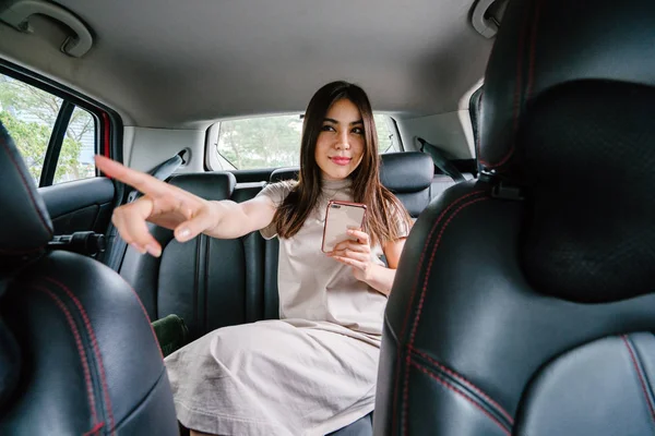 Hermosa Joven Asiática Mujer Mostrando Dirección Conductor — Foto de Stock