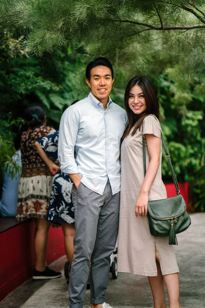Retrato Jovem Feliz Asiático Casal Posando — Fotografia de Stock