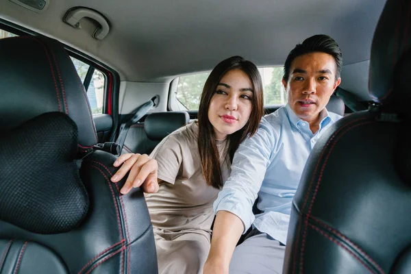 Bonito Jovem Asiático Casal Mostrando Direção Para Motorista — Fotografia de Stock