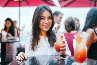 genç çekici kadın açık kafede kokteyl içme 