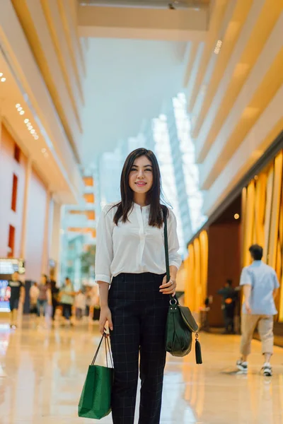Jovem Atraente Mulher Asiática Com Saco Compras Shopping — Fotografia de Stock