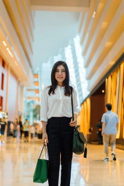 Joven Atractiva Mujer Asiática Con Bolsa Compras Centro Comercial — Foto de Stock