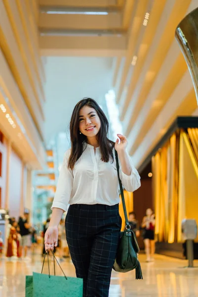 Молодая Привлекательная Азиатка Сумкой Торговом Центре — стоковое фото