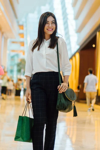 Jovem Atraente Mulher Asiática Com Saco Compras Shopping — Fotografia de Stock