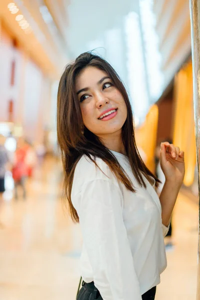 Retrato Atraente Jovem Asiático Mulher Sorrindo — Fotografia de Stock