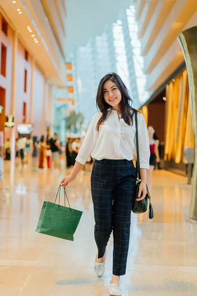 Jovem Atraente Mulher Asiática Com Saco Compras Shopping — Fotografia de Stock