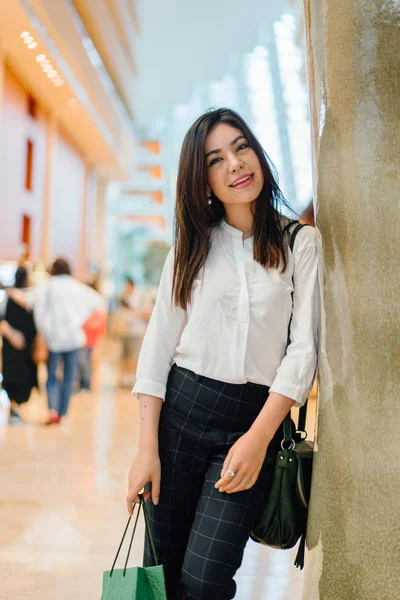 Junge Attraktive Asiatische Frau Mit Einkaufstasche Der Mall — Stockfoto