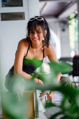 Şık Asyalı manken rahat kıyafetler içinde 