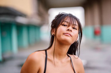 çekici genç Asyalı kadın poz portresi