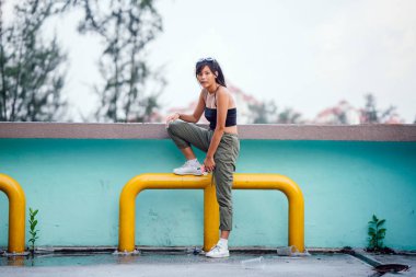 Şık Asyalı manken rahat kıyafetler içinde 