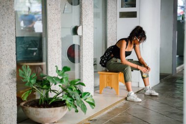 Genç Asyalı kadın ferahlatıcı içki içiyorum 