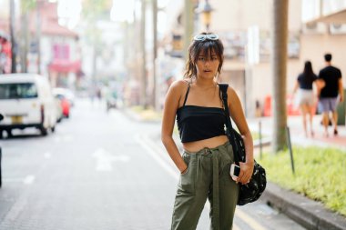 Rahat kıyafetler şık Asyalı kadın gezgin 