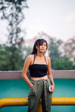 Şık Asyalı manken rahat kıyafetler içinde 