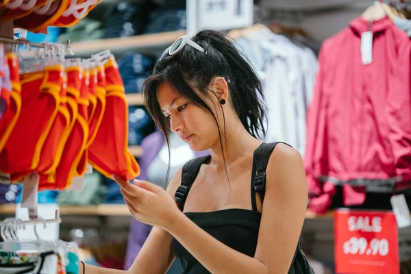 Jovem Mulher Asiática Shopping — Fotografia de Stock