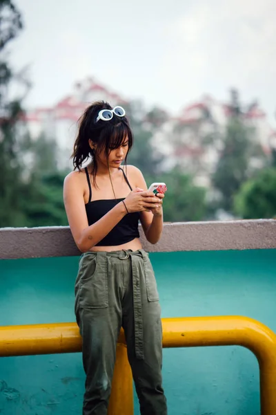 Молодая Азиатка Повседневной Одежде Помощью Смартфона — стоковое фото