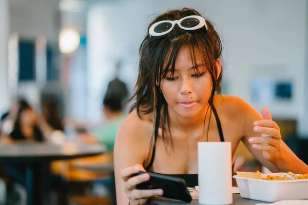 Занятая Женщина Обедает Ресторане Помощью Мобильного Телефона — стоковое фото