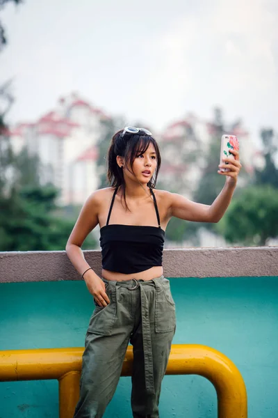 Ung Asiatisk Kvinna Casual Kläder Att Göra Selfie Smartphone — Stockfoto