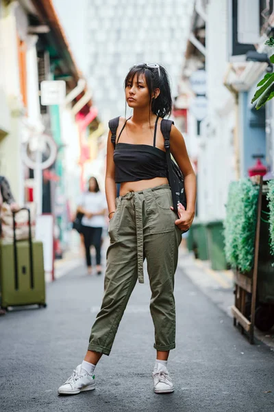 Elegante Mulher Asiática Viajante Roupas Casuais — Fotografia de Stock