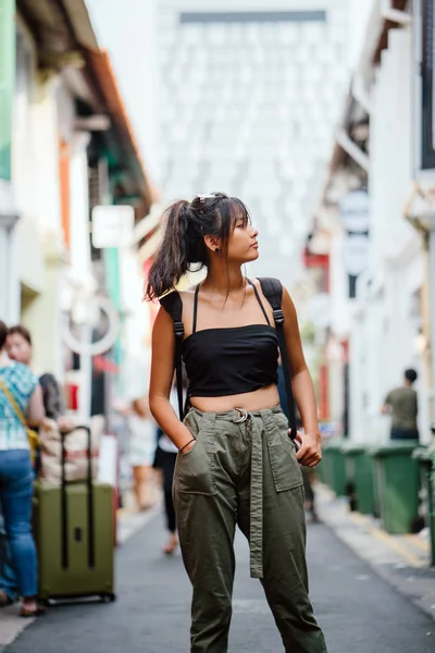 Snygg Asiatisk Kvinna Resenär Casual Kläder — Stockfoto