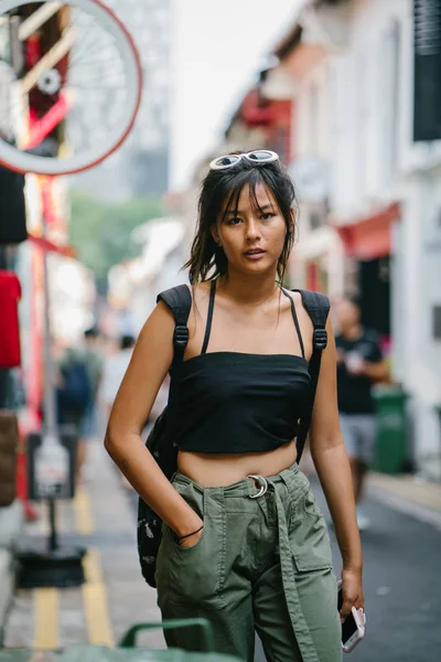 时尚的亚洲女性休闲服装旅行者 — 图库照片
