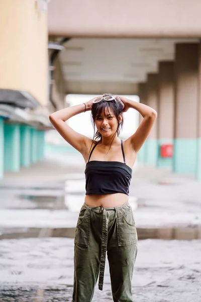 Elegante Ásia Mulher Posando Estacionamento — Fotografia de Stock