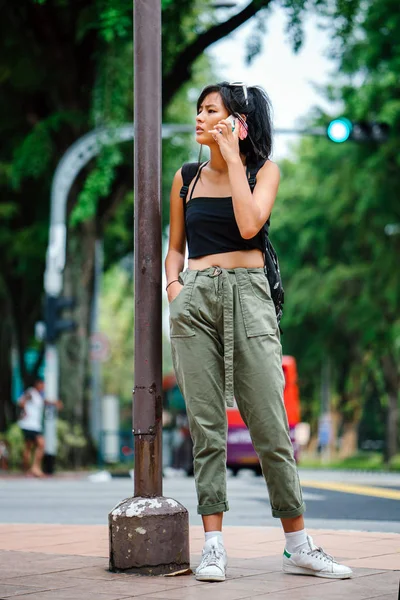 Jovem Mulher Asiática Roupas Casuais Falando Smartphone — Fotografia de Stock